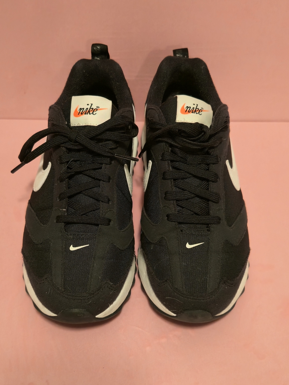 Nike Womens Black/White Athletic Sneakers